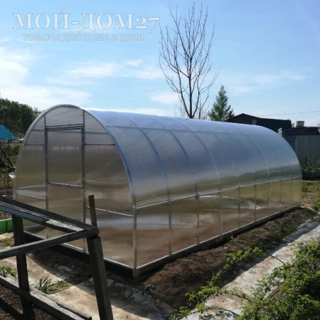 Теплица Крепче Усиленная 6 метров с поликарбонатом | Мой-Дом27 | Каркас изготовлен из оцинкованной замкнутой трубы 30*20 мм.<br>
 Ширина - 3 метра. Высота - 2,1 метра. Длина 6 метров. <br>
 Выдерживаемая снеговая нагрузка - 230 кг/м2. Выдерживаемая ветровая нагрузка - до 28 м/с.<br>
 <b>ЦЕЛЬНОСВАРНЫЕ ТОРЦЫ и ДУГИ. Расстояние между дугами 0,65 метра.</b><br>
 Толщина металла дуг 1 мм. Ширина двери 0,96 метра.<br>